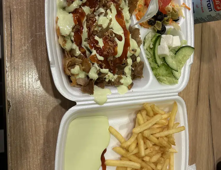 Box z kebabem i frytkami