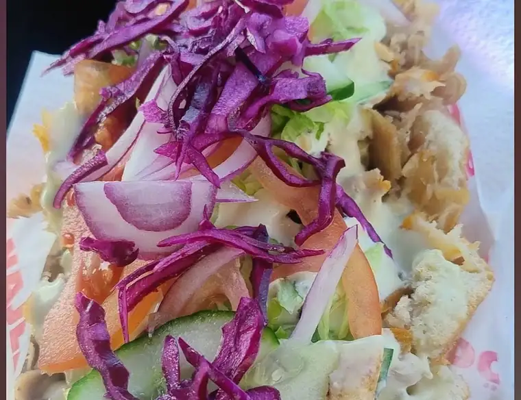 Kebab z czerwoną kapustą i surówkami