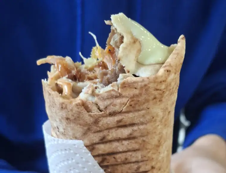 Rollo kebab zawinięte w papier