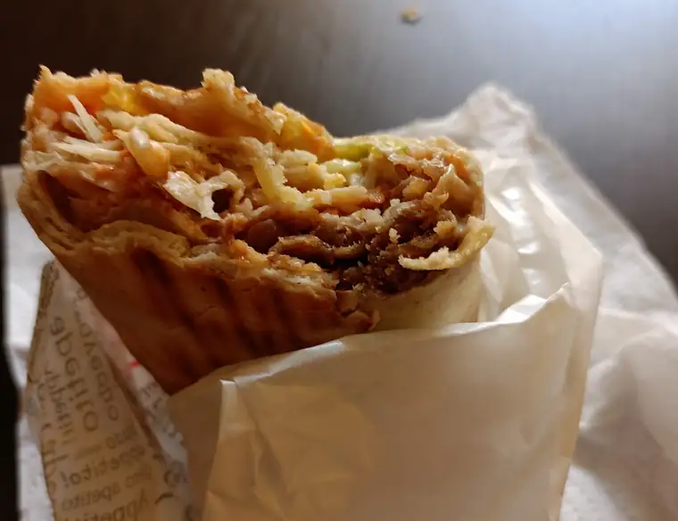 Przekrojona tortilla z kebabem