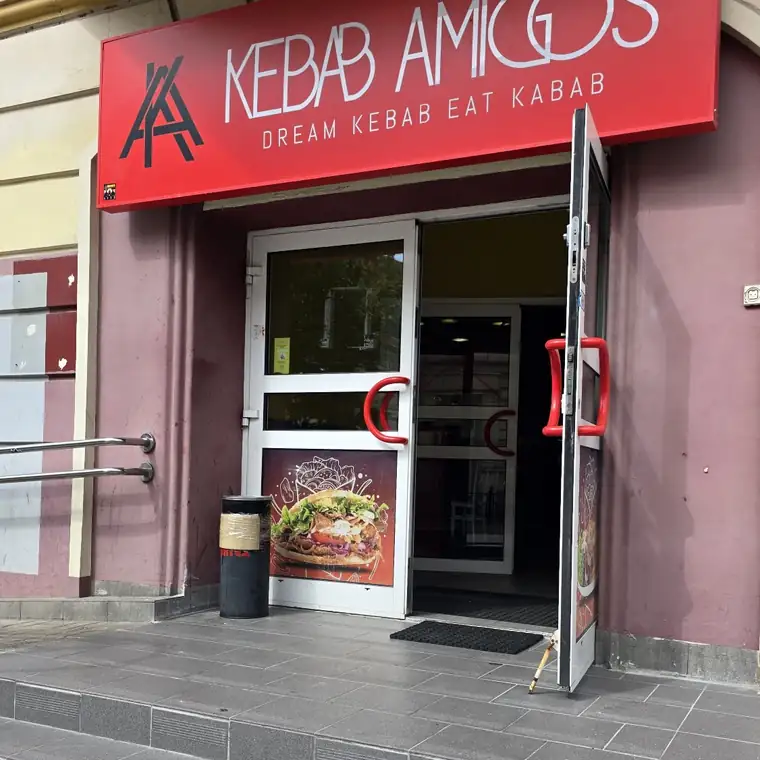 Wejście do Kebab Amigos z czerwonym szyldem